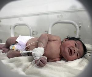  Urodziła dziecko w ruinach po trzęsieniu ziemi! Dziecko przeżyło, matka i ojciec zmarli historia do noworodka uratowanego w Syrii. matka urodziła gdy dom sie zawalił