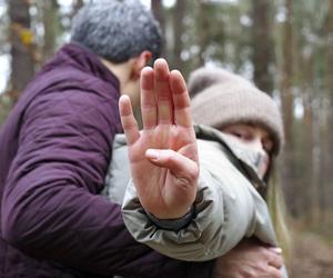 Barwy szczęścia, odcinek 2818: Jeden gest uratuje Kamę przed Stawickim! Międzynarodowy znak pomoże jej wyrwać się z rąk psychola Zbyszka - ZDJĘCIA