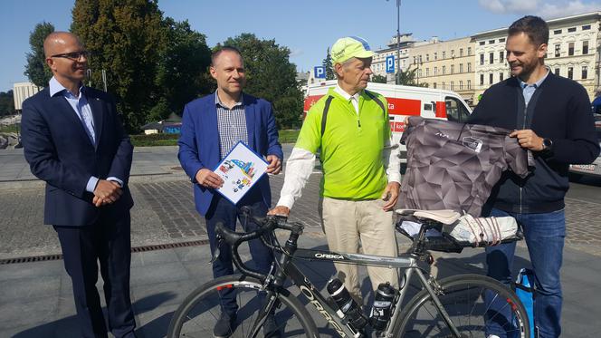 Ma 70 lat i rowerem właśnie przyjechał do Bydgoszczy z Sopotu. Polskę objechał już pięć razy! [AUDIO]