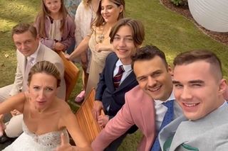 Barwy szczęścia. Asia (Anna Gzyra-Augustynowicz), Hubert (Marek Molak), Marysia (Nina Szumowska), Agata (Natalia Zambrzycka), Ignacy (Olaf Staszkiewicz), Tolek (Marek Siudym), Staś (Olaf Kasprzyk), Emilka (Jessica Frankiewicz)