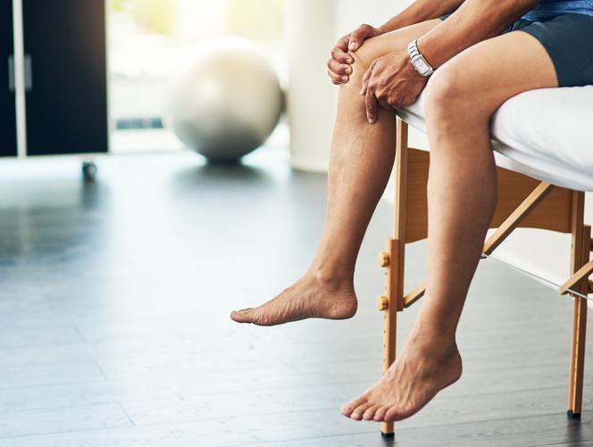 Ból nóg może być objawem rzadkiego raka. Uważać muszą mężczyźni