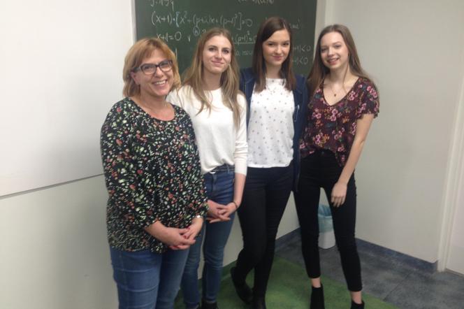 Maja Brożyna, Magdalena Krawczuk, Karolina Śliwa, Grażyna Krysiewicz z VIII LO