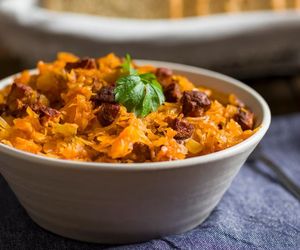 Przygotuj kapustę po budapesztańsku z dodatkiem soczystej kiełbasy lub mięsa. Danie pełne aromatu i koloru