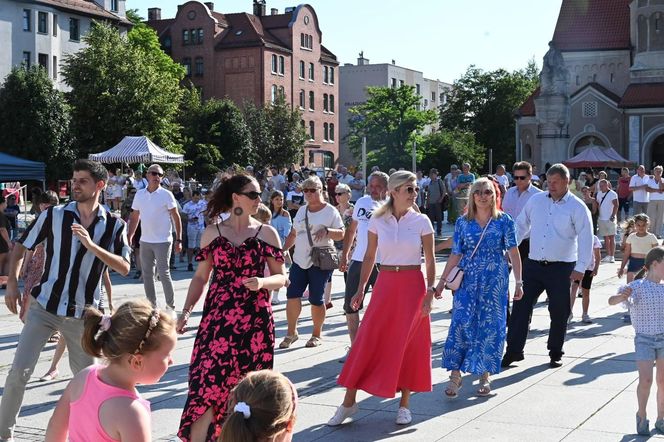 "Rudzko Potańcówka - jako bywało", czyli taneczne rytmy na rynku w Rudzie Śląskiej