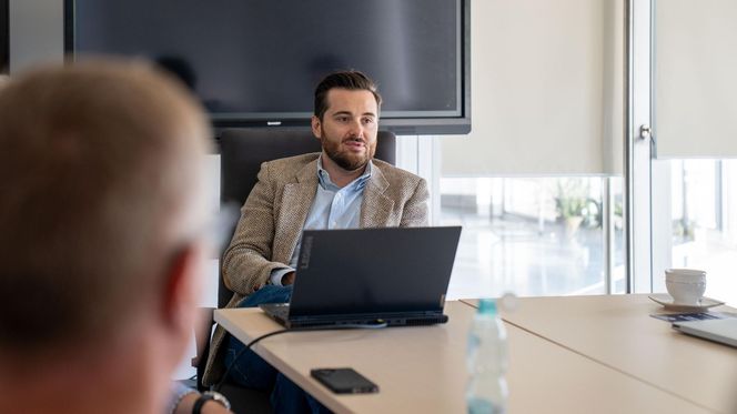 Sztuczna inteligencja przeprowadza operacje.