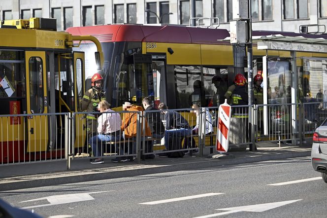 Zderzenie tramwajów w centrum Warszawy. 13 osób rannych, ruch tramwajowy wstrzymany