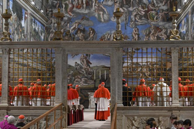 Z OSTATNIEJ CHWILI: Rozpoczęło się konklawe 2025 – kardynałowie złożyli przysięgę w Kaplicy Sykstyńskiej