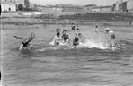 Dzieci bawiące się w wodzie. Zdjęcie zrobione w 1929 roku 