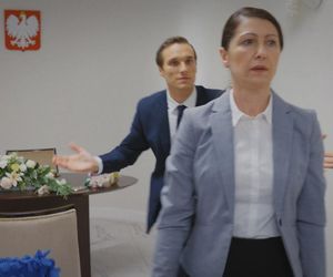 M jak miłość odc. 1890. Olek (Maurycy Popiel), urzędniczka (Katarzyna Traczyńska)