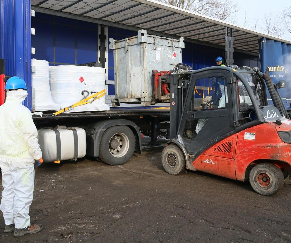 Wywożą śmieci z Targówka. 360 ton odpadów zalegało na działce przy ul. Odrowąża