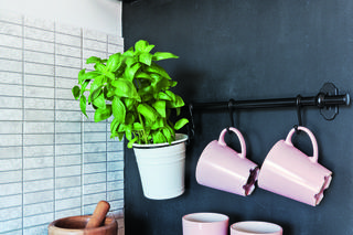 Biało-szara kuchnia z drewnianym blatem