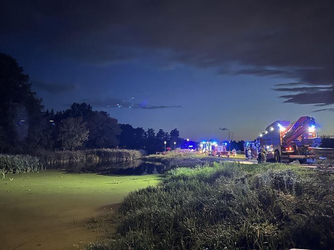 Koszmar pod Warszawą. Ciało zwisało głową w dół z zapory wodnej