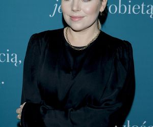 Ola Kwaśniewska chlapie się w jeziorze