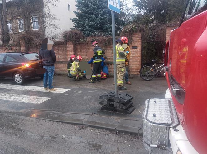 Poważny wypadek przy ul. Szosa Chełmińska w Toruniu. Kierowca potrącił rowerzystkę