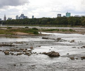 Rekordowo niski stan wody w Wiśle w Warszawie (23.08.2025)