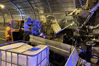 Koszmarny karambol na S8. Ciężarówka staranowała drogowców. Trzy osoby ranne