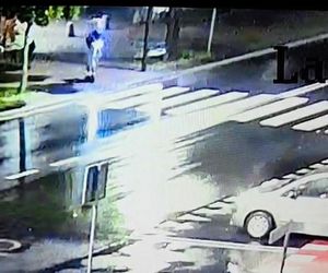 Zduńska Wola. 12-latka na hulajnodze potrącona na przejściu. W momencie wypadku nie miał kasku [ZDJĘCIA].