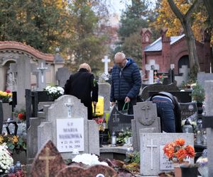 Ostatnie przygotowania do 1 listopada w Bydgoszczy. Tak było na najstarszym cmentarzu 