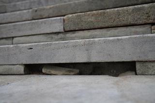 Ubytki na schodach zamkowych w Lublinie