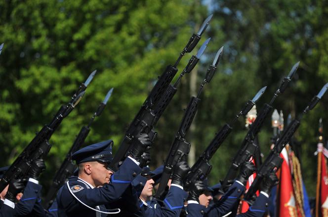 Policjant Arkadiusz zginął tragicznie.  Przez huk salwy na pogrzebie przedarł się łamiący serce szloch