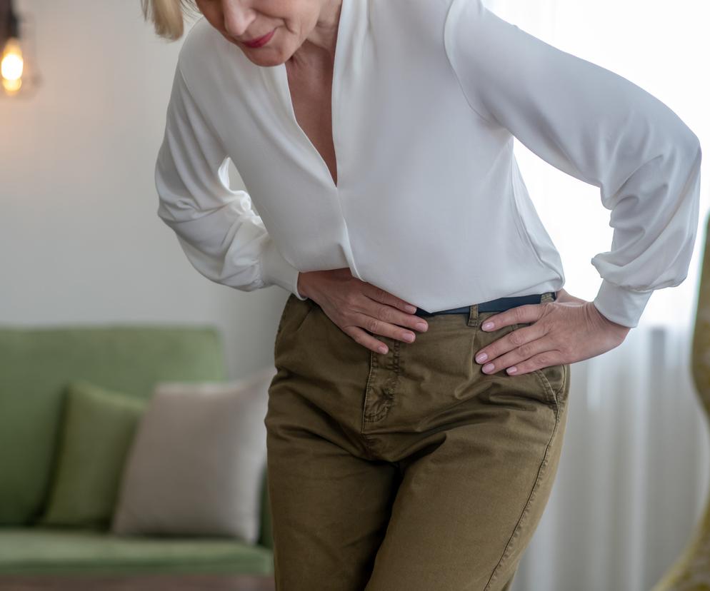 Kobieta z bólem brzucha