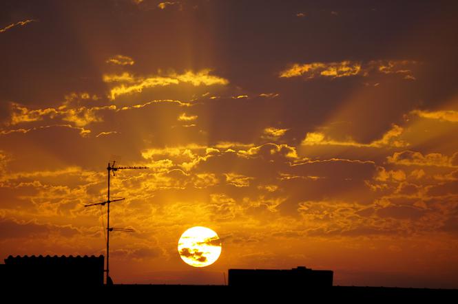 Pył znad Sahary może sprawić, że niebo będzie jutro mocno pomarańczowe