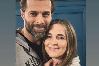 Pierwsza miłość na planie. Marta (Honorata Witańska), fałszywy ksiądz Bruno/ Łukasz Mejer (Konrad Jałowiec)