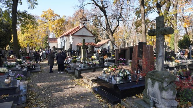 1 listopada na cmentarzu przy ul. Lipowej w Lublinie. Mieszkańcy odwiedzają groby swoich bliskich