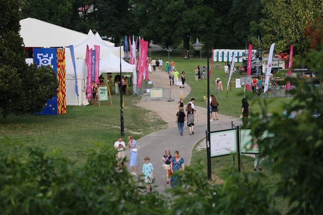 Na Błoniach pod Zamkiem słychać już Inne Brzmienia! Tak było na rozpoczęciu festiwalu