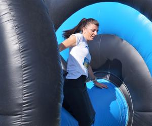 Jump and Run 2023 w Bydgoszczy. Bieg z dmuchanymi przeszkodami przyciągnął tłumy