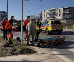 Motocyklista trafił do szpitala. Kierowca mazdy wymusił pierwszeństwo. Koszmarny wypadek w Warszawie