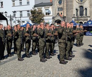 Przysięga wojskowa na rynku w Tarnowskich Górach. Wydarzeniu towarzyszył piknik militarny