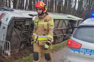 Na trasie Piaski - Krasnystaw wywrócił się autokar. Są utrudnienia i siedmioro rannych, w tym dzieci