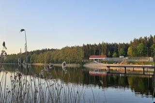 Zmodernizowana plaża na Mazurach przyciąga wielu turystów. Z jakich atrakcji można korzystać? Zobacz zdjęcia!