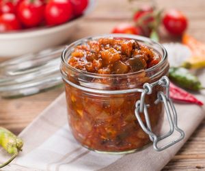 Duszę warzywa i przekładam do słoików. Ratatuj na zimę to uczta dla podniebienia 