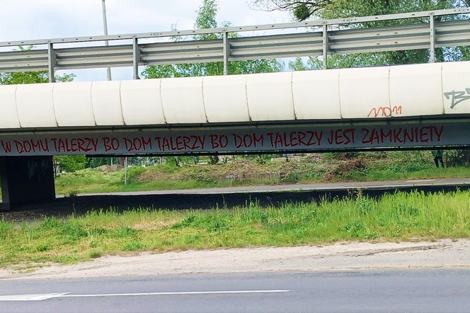 "Kultowy" napis "Karola nie ma w domu talerzy..." powrócił w nowej odsłonie