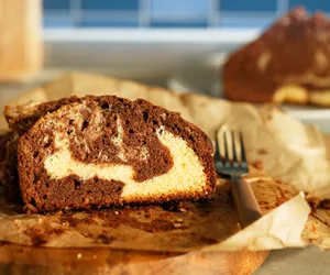 Ciasto marmurkowe z polewą czekoladową. Obłędnie wygląda, tak samo smakuje