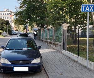 Kierowcy w Tarnowie parkują na postoju taksówek. Strażnicy miejscy muszą coraz częściej interweniować