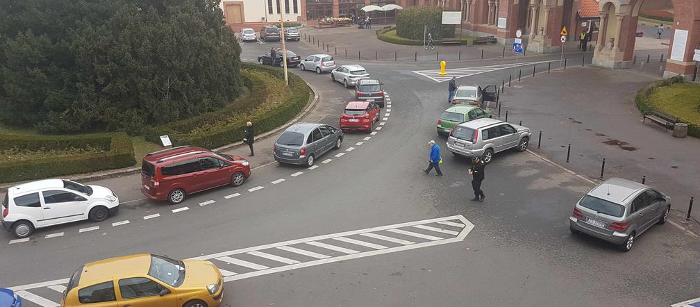 Parkowanie przy bramie Cmentarza Centralnego