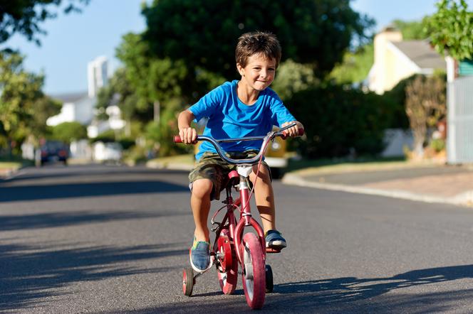 Chłopiec na rowerze z tylnymi kółkami