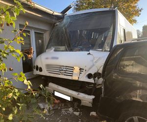 Wypadek autobusu szkolnego na Dolnym Śląsku. Kierowca wjechał w budynek 