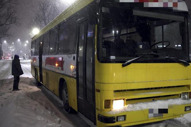 Bielsko-Biała. Kierowca wyrzucił seniorkę z autobusu na mróz. Postój spędził z młodszą pasażerką w środku 