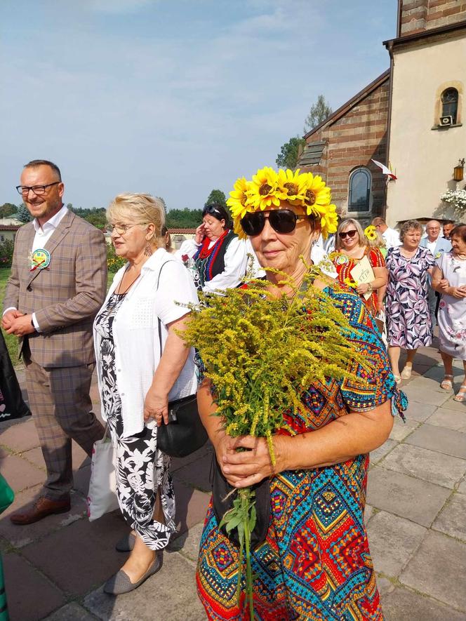 Dożynki 2024 w powiecie starachowickim. W Wąchocku dożynkowe wieńce, korowód i przysmaki