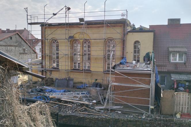 Niezwykle cenne odkrycie w dawnej synagodze w Barczewie. Na deskach namalowany był napis [ZDJĘCIA]