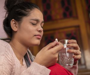 Krwawienie dziąseł, nerwowość, zajady - to może być niedobór witamin. Tak poprawisz ich wchłanianie