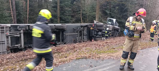 Piotrkowice. Pijany 40-latek stracił panowanie nad autem. Życie uratował mu kierowca ciężarówki