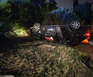 Żory: 18-letni Ukrainiec wjechał w drzewo i dachował. Wszystko przez telefon