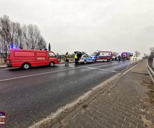 Dachowanie osobówki na moście w Bieruniu