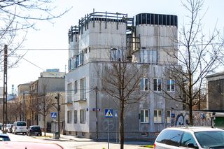 Na dachu domu kostki wyrosły trzy organiczne grzyby. Macie jakieś wątpliwości, że kontrowersyjne? Niezwyczajna nadbudowa na Gocławku