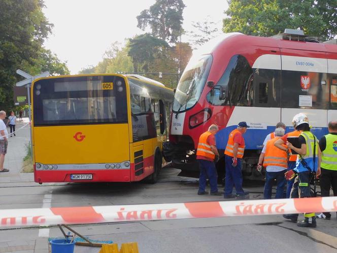 Autobus miejski zderzył się z pociągiem WKD. Ranni pasażerowie przewiezieni do szpitala